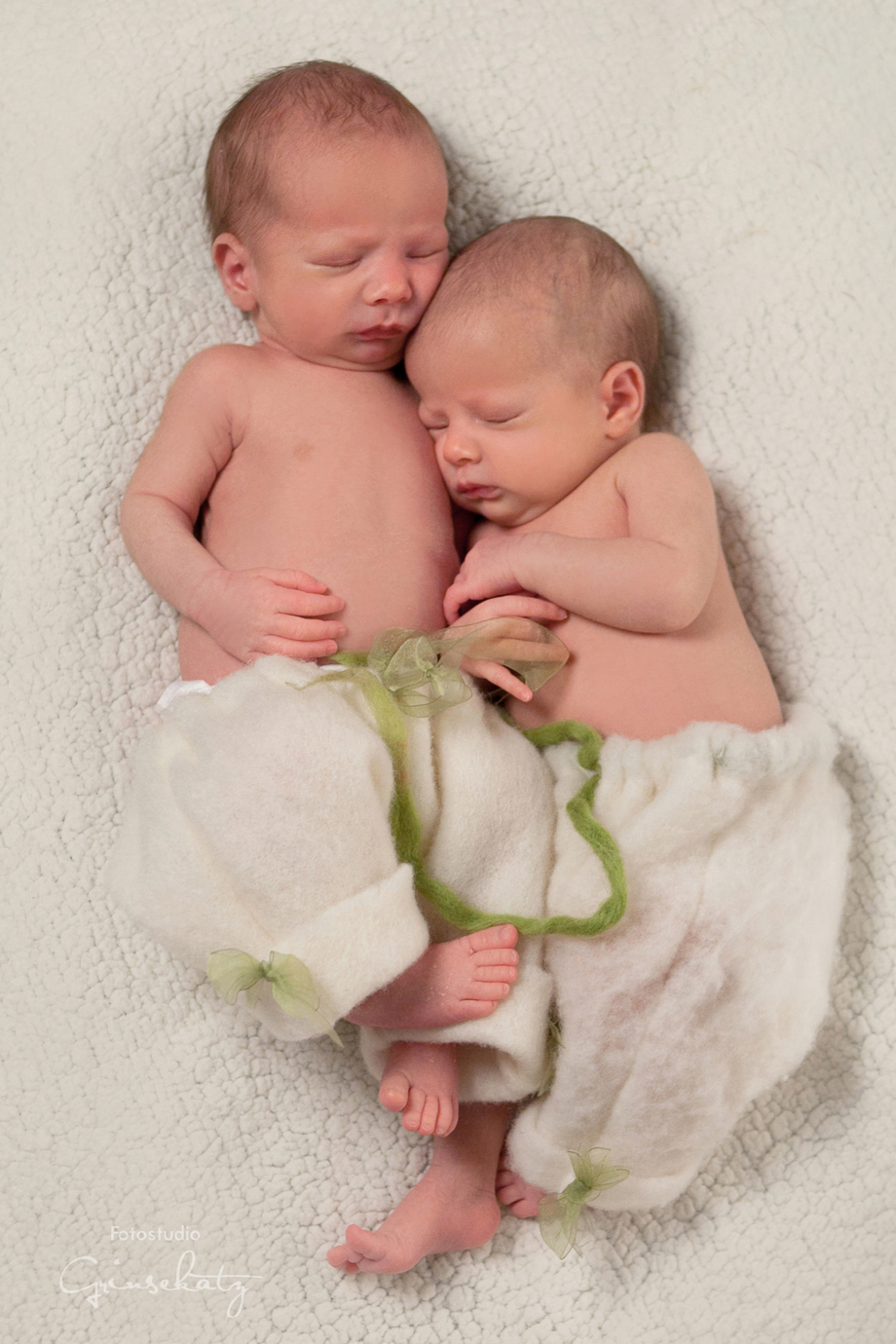 zwillinge neugeborenes newborn twins